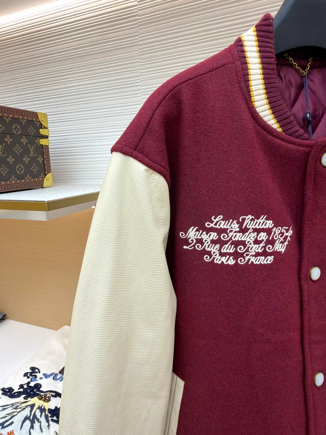 LOUIS VUITTON Nigo joint leather Australian wool burgundy baseball jersey ●Original version: purchased and developed for 64000 ●Item number: 1681641-G45 ●Fabric: all wool fabric ●Technology: cross-cut embossed production ●Color: burgundy ●Version: fitted version ●Weight: about 1555 grams ●Size: 50-52-54-56 ●Description: Original counter 6.4w purchased Nigo's second season hot item The national limited edition is also made of all-wool fabrics custom-dyed. Cross-grain genuine cowhide is custom-made. Badge pattern embroidery is being patterned. Many decorative hardware are secretly developed. Exclusive to the entire network, exclusive custom-woven and dyed 900G Australian pure wool fabric. Genuine cowhide horizontal-grain splicing sleeves. Matching wool contrast ribs. Custom patch badge embroidery. Nigo's exclusive hardware accessories are molded and customized. The inner lining is composite quilted cotton and sewn. Heavy-duty items are exclusively manufactured. The overall wiring is straight and delicate, the fabric is comfortable and soft, and the color is consistent without color difference. It can be matched with the same style to create a fashionable look and control various occasions. Customized accessories, complete with three standards, same style for men and women!